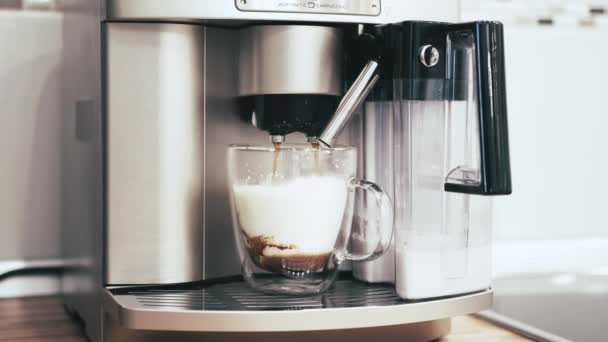 La máquina de café añade café a la crema y se mezclan lentamente — Vídeo de stock