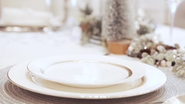 La chica con las uñas rojas poner la servilleta festiva en los platos. Navidad mesa ajuste — Vídeos de Stock