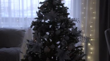 Noel ağacı güzel bir şekilde çelenkle aydınlanır.