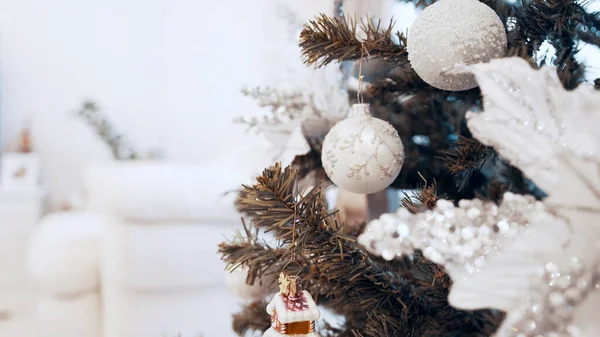 Kvinnliga händer dekorera julgran med leksaker hemma. Vackra julleksaker Stockbild