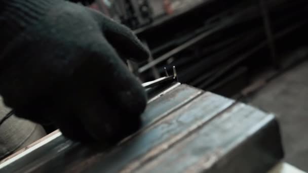 Man with gloves measures metal beams with a meter — Stock Video