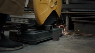 Dairesel bir testere metali ve bir sürü kıvılcım. Güvenlik ihlali