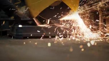 Dairesel bir testere metali ve bir sürü kıvılcım. Güvenlik ihlali