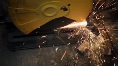 Dairesel bir testere metali ve bir sürü kıvılcım. Güvenlik ihlali