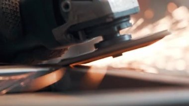 Dairesel testereli metal testeresi, bir sürü kıvılcım. Çalışma süreci. Makro manzara. 4k