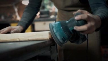 Bir marangoz çatı katı tarzı sandalye için bir parça odun öğütür. Kapat.