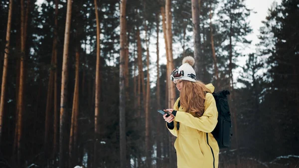 Chica tratando de atrapar un vínculo en el bosque en invierno —  Fotos de Stock