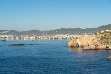 İspanya 'nın İbiza adasındaki Sant Antoni de Portmany kıyı manzarası