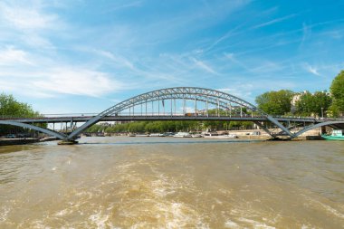 Paris, Fransa 'da Seine nehri boyunca uzanan Passerelle Debilly yaya köprüsünün panoramik manzarası.