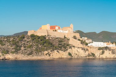 İbiza, İspanya 'daki tarihi Dalt Vila kalesinin panoramik manzarası