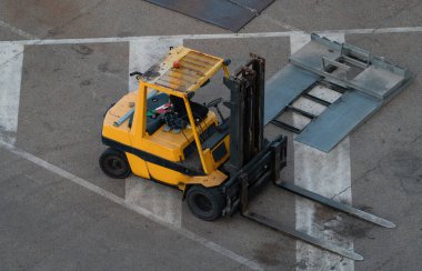 Sanayi bölgesinde sarı forklift, Top View