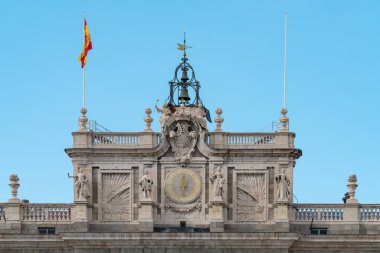 Madrid Kraliyet Sarayı ön cephesinde saat ve çan kulesi ayrıntıları, İspanya