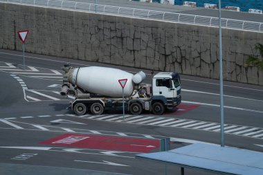 İskele yolunda beton karıştırıcı kamyon görüldü.