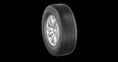 Alaşımlı jant dönüşlü araba tekerleği kusursuz bir şekilde çevrilebilir. Şeffaf arkaplanda 3B görüntüleme izole edildi