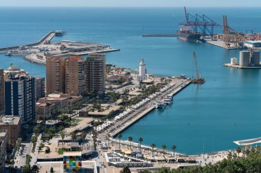 Malaga Limanı manzaralı La Farola deniz feneri ve konteynır vinçleri, İspanya