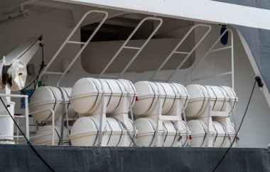 Gemi güvertesinde yaşam kapları ve deniz güvenlik ekipmanları sağlandı.