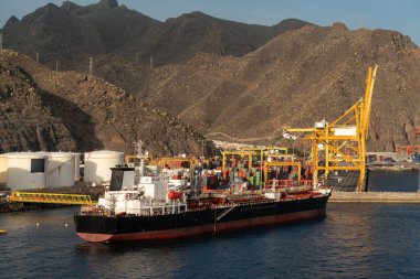 Santa Cruz de Tenerife limanındaki konteyner terminalinde kargo gemisi, İspanya