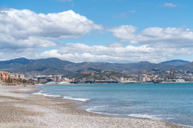 Limanı ve bulutları altında dağları olan Malaga kıyısı, İspanya