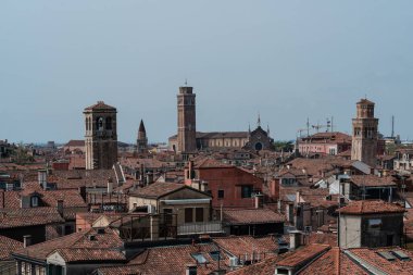 Venedik çatıları tarihi kilise kuleleri ve kampanyalar ile gökyüzüne yükseliyor
