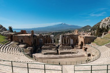 Eski Yunan Taormina Tiyatrosu 'nun arka planında Etna Dağı, Sicilya, İtalya