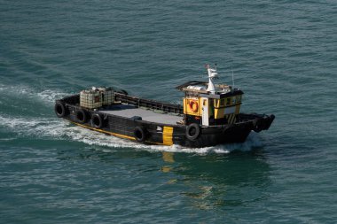 Liman suyunda seyir eden küçük bir tekne.