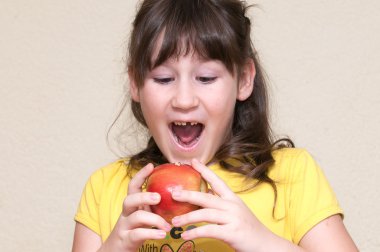 Kız dişi düşmüş