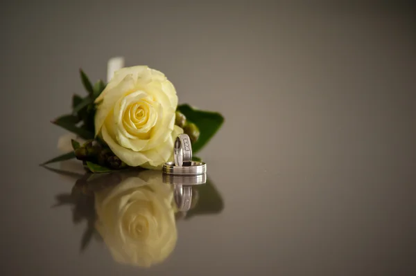 Verlobungsringe mit gelber Rose — Stockfoto