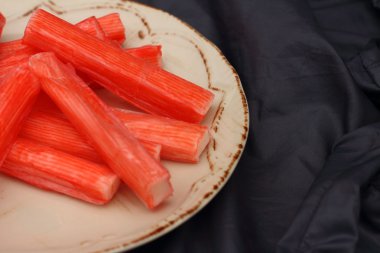 Plaka gri arka plan üzerinde imitasyon yengeç.