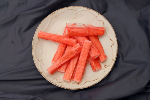 Plaka gri arka plan üzerinde imitasyon yengeç.