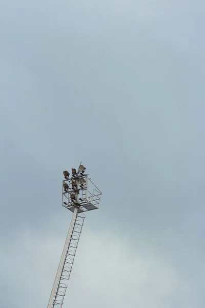 Projecteur de lampes de plein air avec ciel bleu . — Photo