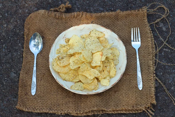 Coloca los Snacks en un plato blanco servido con papas . — Foto de Stock