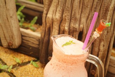 bahçede meyve smoothies cam yerleştirilir.