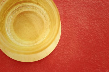 Kırmızı bir arka plan üzerine bir bardak su