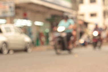 Şehir, yolda araba bulanık