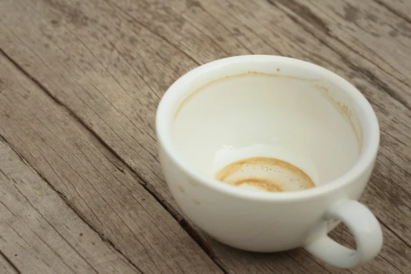 Kawa biała filiżanka jest następnie używana na tle drewniane — Zdjęcie stockowe