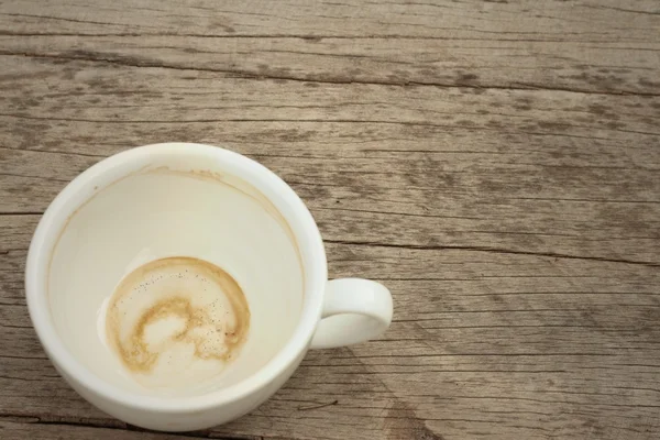 Café taza blanca se utiliza entonces sobre un fondo de madera — Foto de Stock