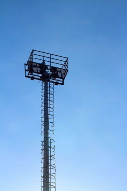 Mavi gökyüzü arka plan ile karayolu spot