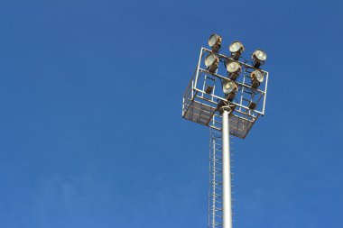 Mavi gökyüzü arka plan ile karayolu spot