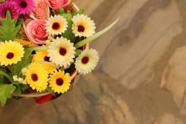  bir dizi yaz çiçek sepetleri