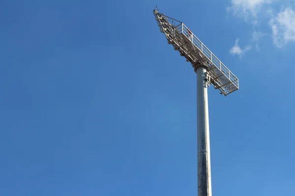 Projecteur de lampes de plein air avec ciel bleu . — Photo