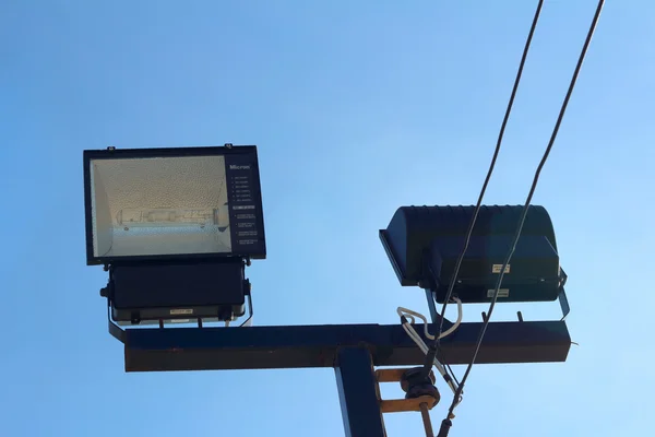 Projecteurs poste sur la nature du ciel bleu — Photo