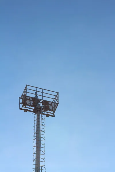 Projecteur de lampes de plein air avec ciel bleu . — Photo