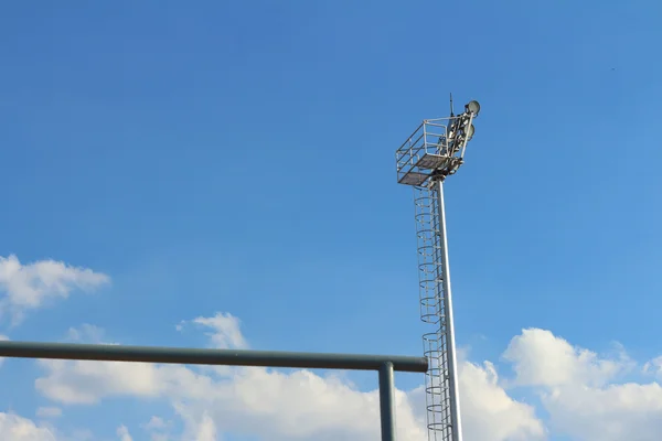 Projecteur de lampes de plein air avec ciel bleu . — Photo