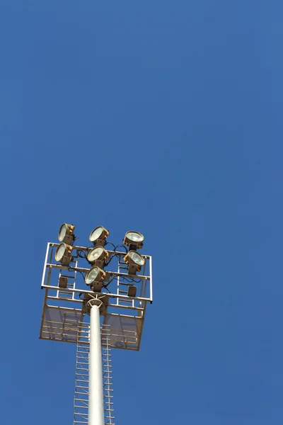 Projecteur autoroutier avec fond bleu ciel — Photo