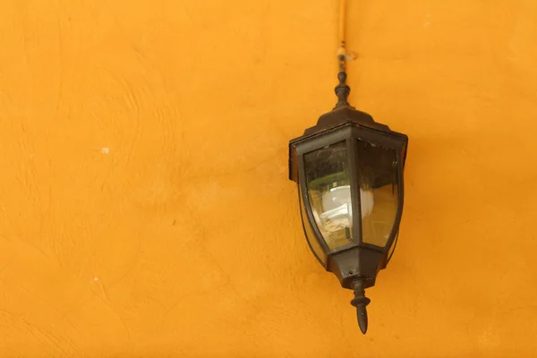 Lampada da parete su sfondo marrone chiaro . — Foto Stock