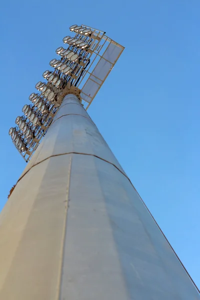 Świeżym powietrzu świateł reflektorów z błękitnego nieba. Obrazy Stockowe bez tantiem