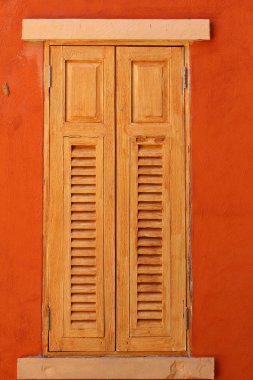 kahverengi zemin üzerine eski penceresini kapatın