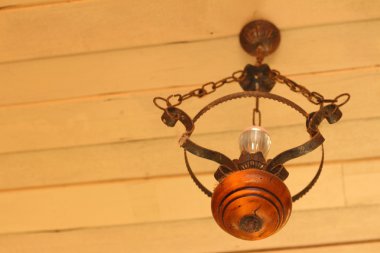 Arka plan açık kahverengi yukarıda tavan lambaları.