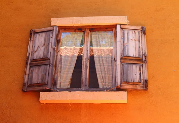 Open Old Window op bruine achtergrond — Stockfoto