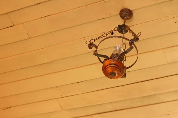 Lampen an der Decke über dem Hintergrund hellbraun. — Stockfoto